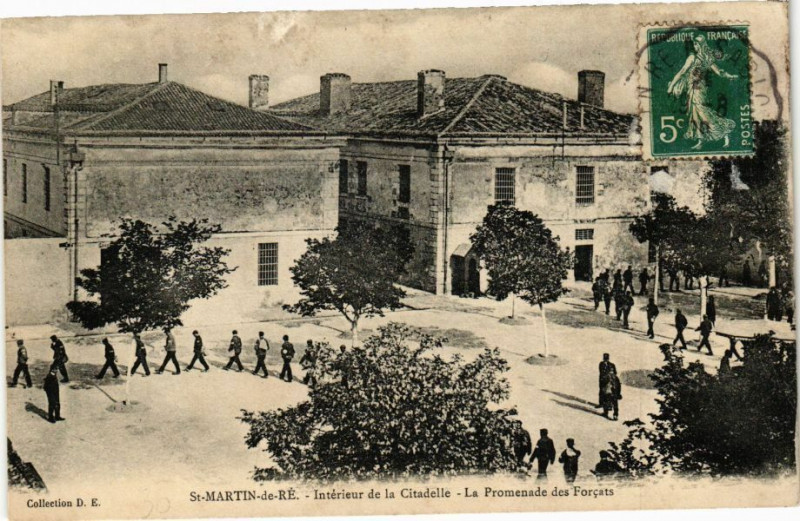 Carte postale ancienne Saint-Martin-de-Re - Intérieur de la Citadelle - La Promenade des . à Saint-Martin-de-Ré