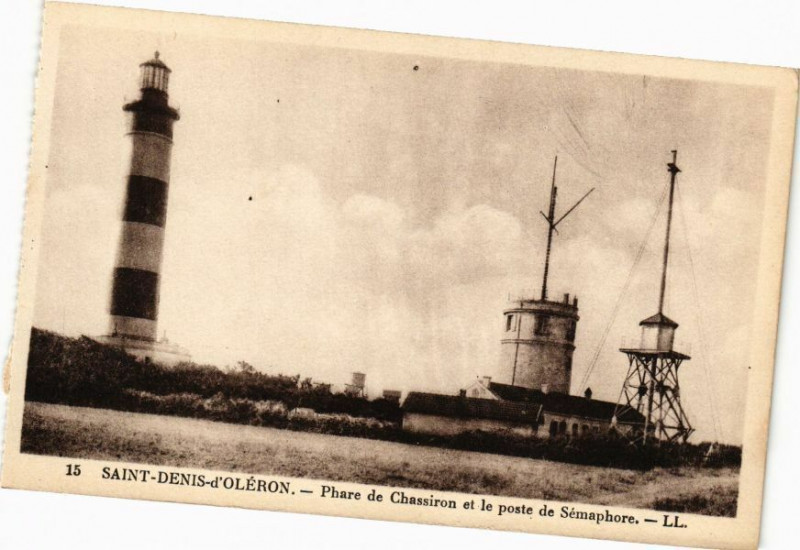 Carte postale ancienne Saint-Denis-d'Oleron - Phare de Chassiron et le poste de Sémaphore à Saint-Denis-d'Oléron