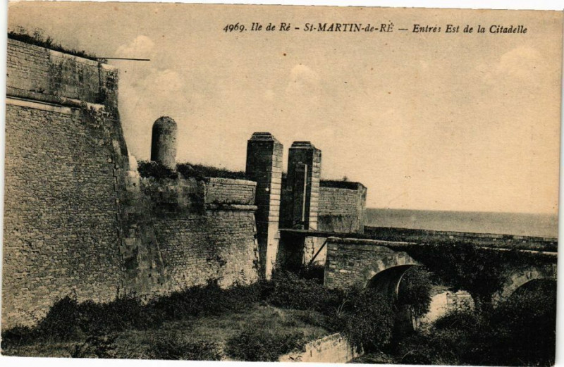 Carte postale ancienne Ile-de-Re - Saint-Martin-de-Re - Entrée Est de la Citadelle à Saint-Martin-de-Ré