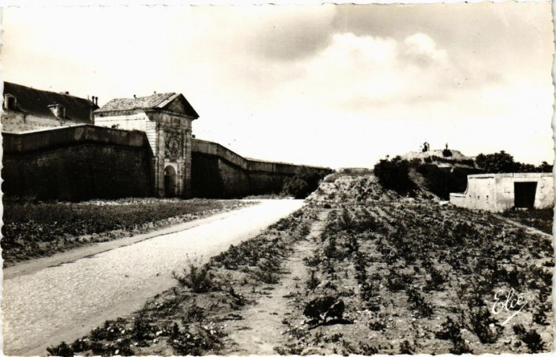 Carte postale ancienne Ile-de-Re - Saint-Martin-de-Re - Porte d'Entrée du Bagne à Saint-Martin-de-Ré