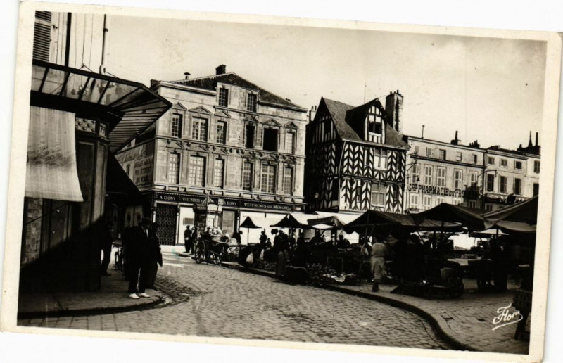 Carte postale ancienne La Rochelle - Place du Marché à La Rochelle