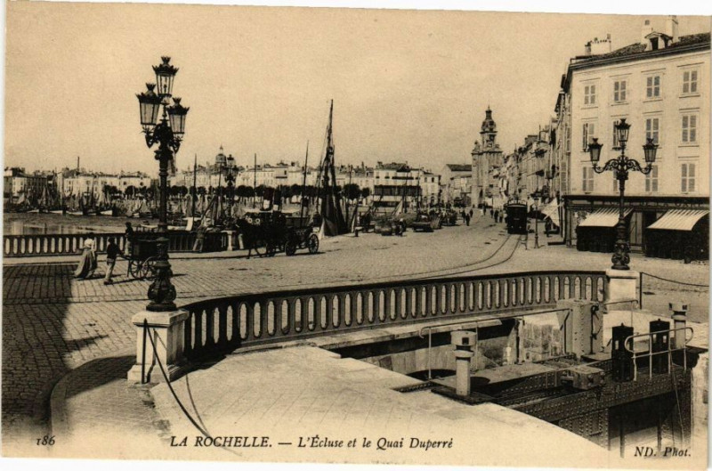 Carte postale ancienne La Rochelle - L'Ecluse et le Quai Duperré à La Rochelle