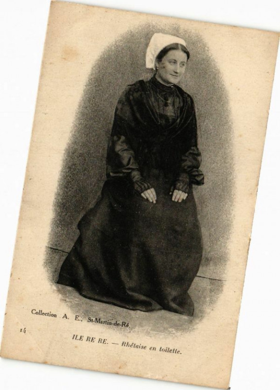 Carte postale ancienne Ile-de-Re - Rhétaise en toilette
