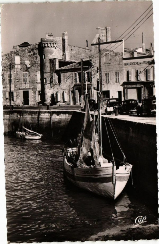 Carte postale ancienne Saint-Martin-de-Re - L'Avant Port et vieilles Maisons à Saint-Martin-de-Ré