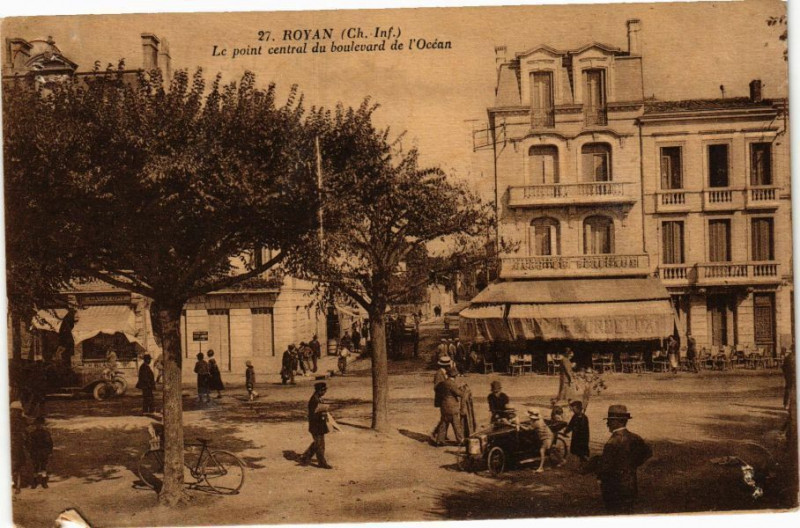 Carte postale ancienne Royan (Ch.Inf.) - Le point central du boulevard de l'Océan à Royan