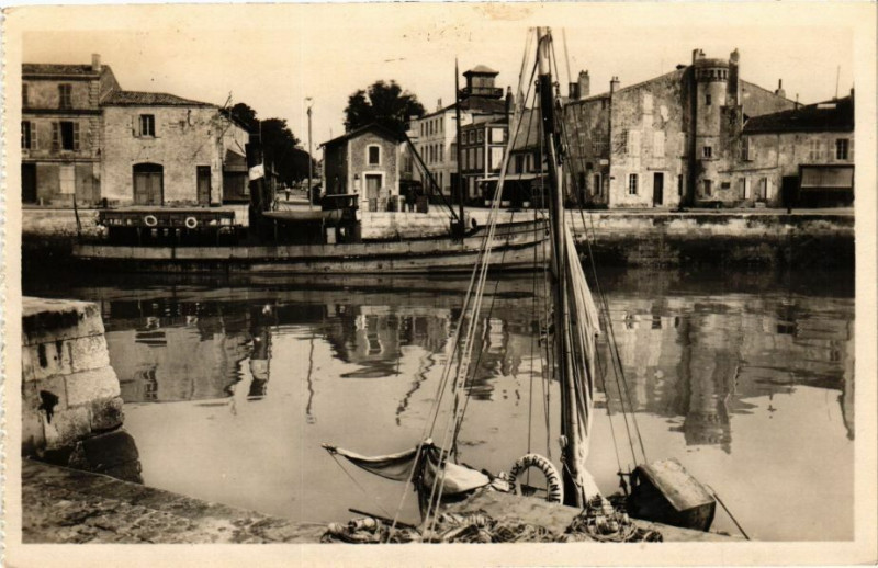 Carte postale ancienne Saint-Martin-de-Re - Ile-de-Re (ch.Mme) - L'Express a Quai à Saint-Martin-de-Ré