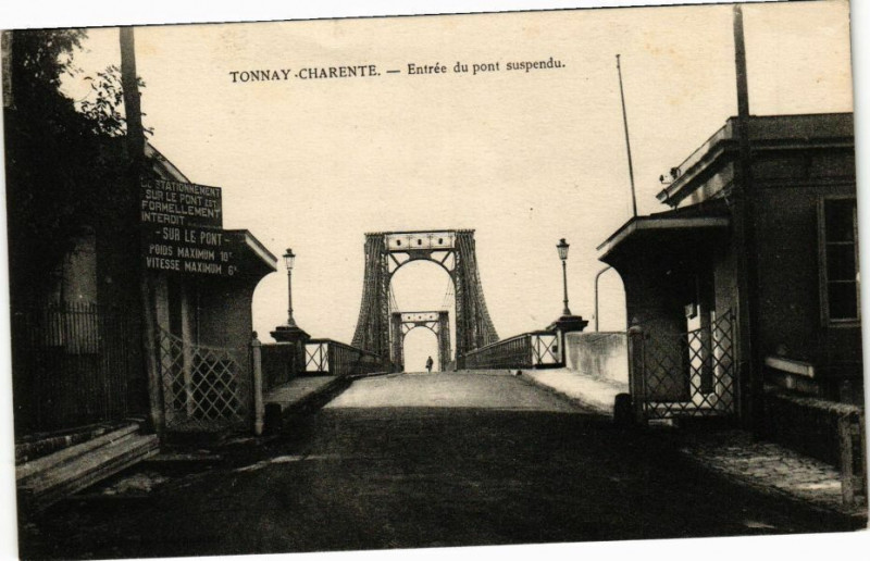 Carte postale ancienne Tonnay-Charente - Entrée du pont suspendu à Tonnay-Charente