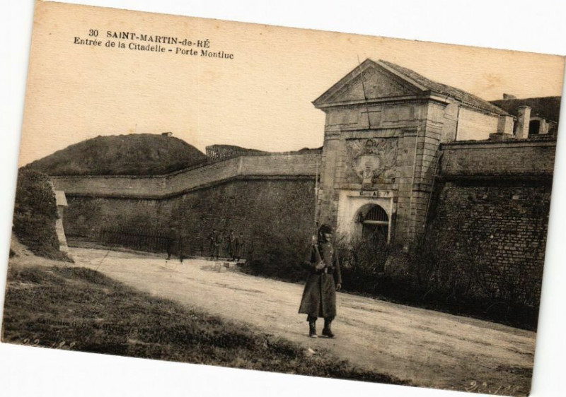 Carte postale ancienne Saint-Martin-de-Re - Entrée de la Citadelle - Porte Montiuc à Saint-Martin-de-Ré