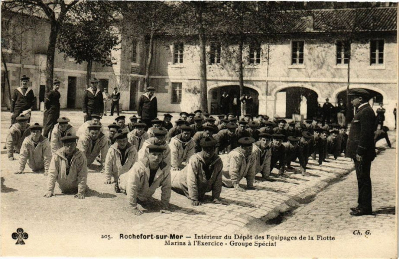 Carte postale ancienne Rochefort-sur-Mer - Intérieur du Dépot des Equipages de La Flotte à Rochefort