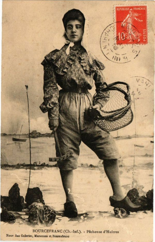 Carte postale ancienne Bourcefranc - Pécheuse d'Huitres