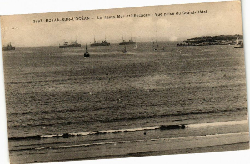 Carte postale ancienne Royan-sur-L'Océan -La Haute-Mer et l'Escadre - Vue prise du Grand.. à Royan