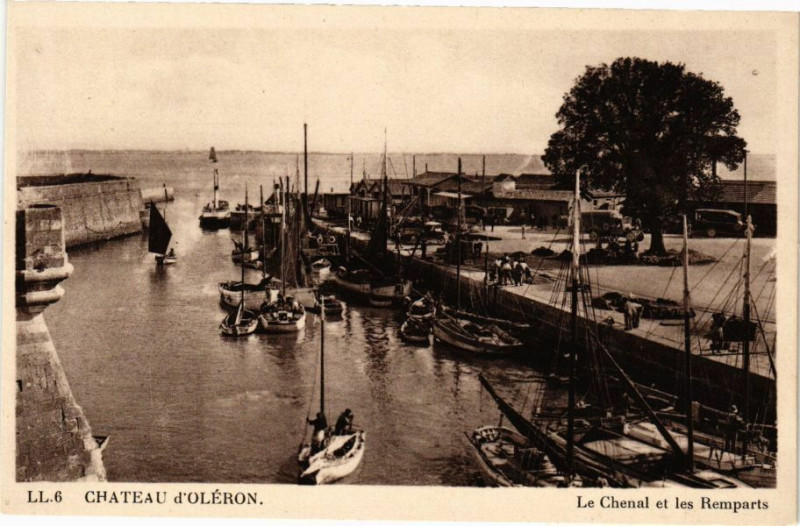 Carte postale ancienne Chateau d'Oleron - Le Chenal et les Remparts