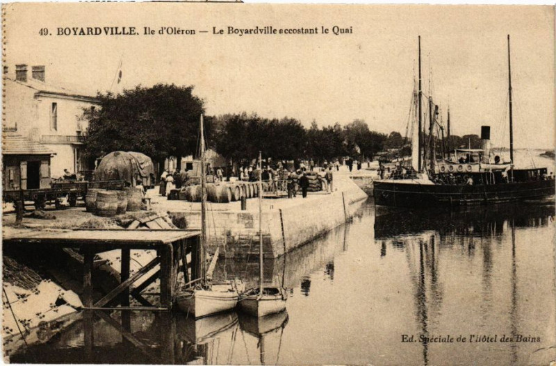 Carte postale ancienne Boyardville Ile d'Oleron - Le Boyardville accostant le Quai