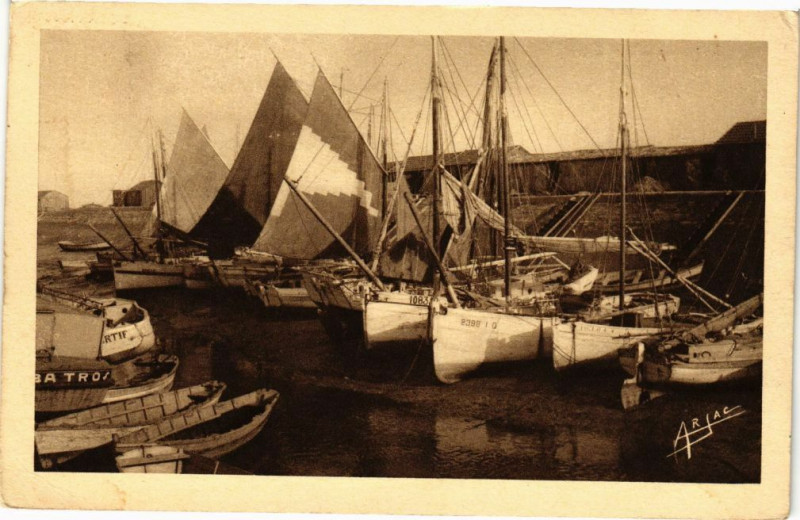 Carte postale ancienne Ile d'Oleron - Saint-Trojan - Le port