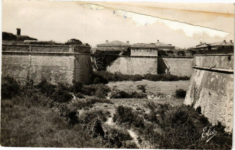 Carte postale ancienne Ile-de-Re - Saint-Martin-de-Re - Vue sur la Bagne . à Saint-Martin-de-Ré