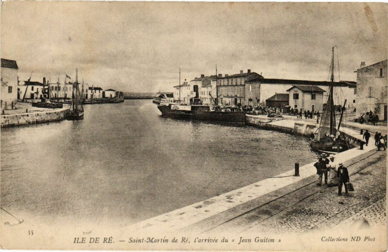 Carte postale ancienne Ile-de-Re - Saint-Martin-de-Re l'arrive du Jean Guiton à Saint-Martin-de-Ré