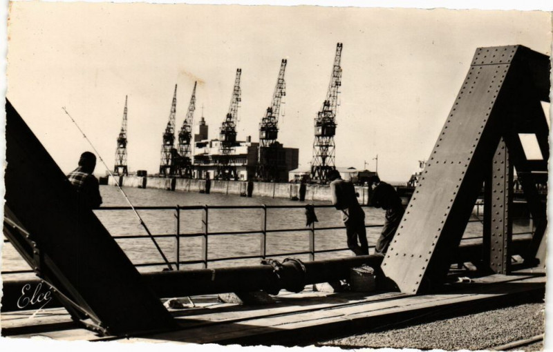 Carte postale ancienne La Pallice - Depuis la Passerelle vue sur le Mole d'Escale