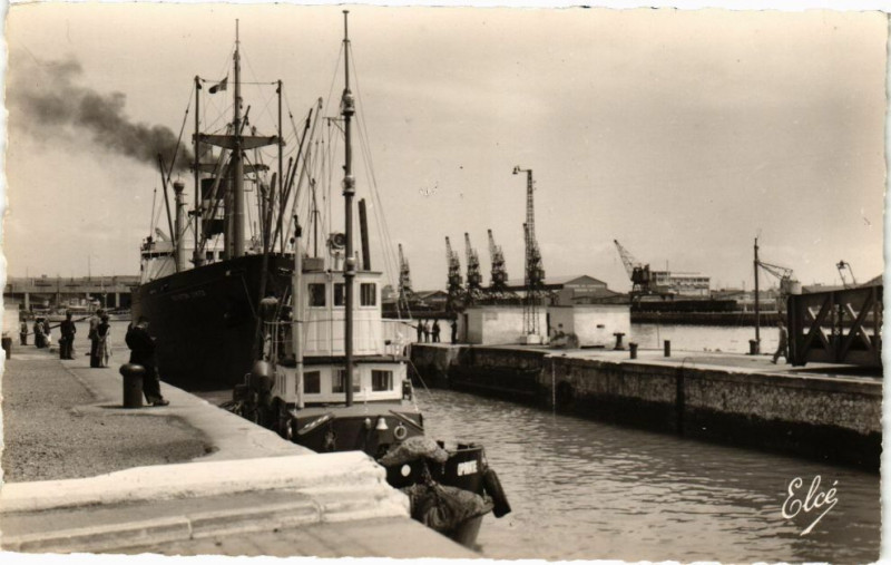 Carte postale ancienne La Pallice - Le Port Sortie d'un Paquebot