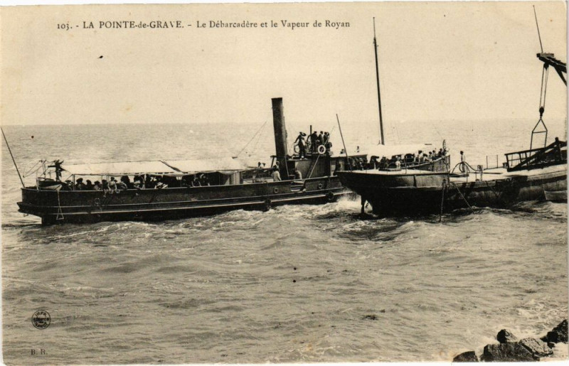 Carte postale ancienne La Pointe - de-Grave - Le Débarcadere et le Vapeur de Royan à Royan