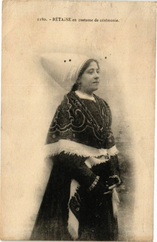 Carte postale ancienne Rétaise en Costume de cérémonie