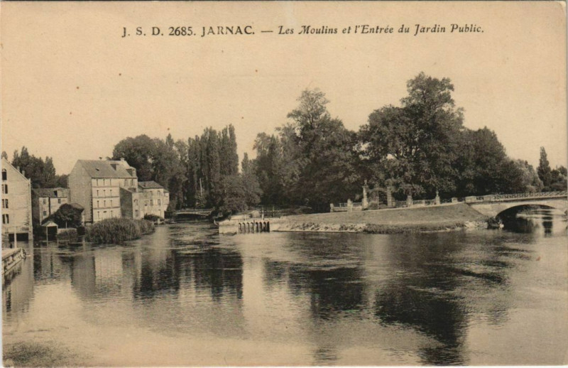 Carte postale ancienne Jarnac Les Moulins et l'Entree du Jardin Public France à Jarnac