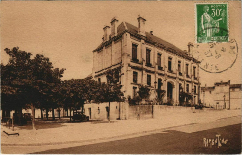 Carte postale ancienne Jarnac Hotel de Ville France à Jarnac