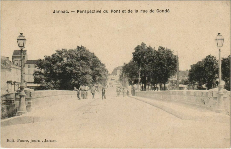 Carte postale ancienne Jarnac Perspective du Pont&Rue de Conde France à Jarnac