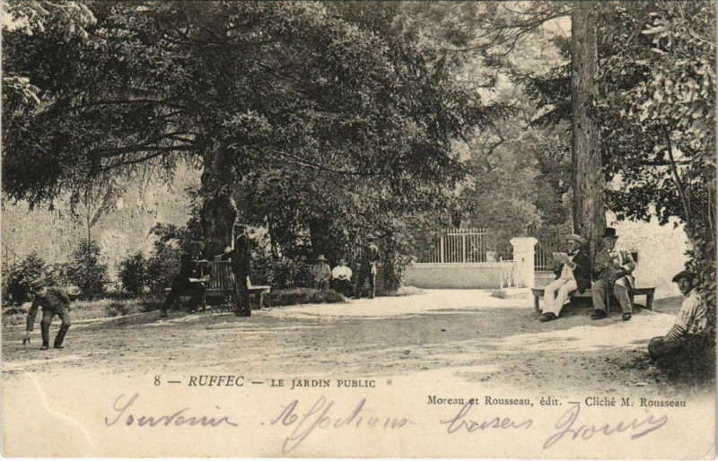 Carte postale ancienne Ruffec Le Jardin Public France à Ruffec