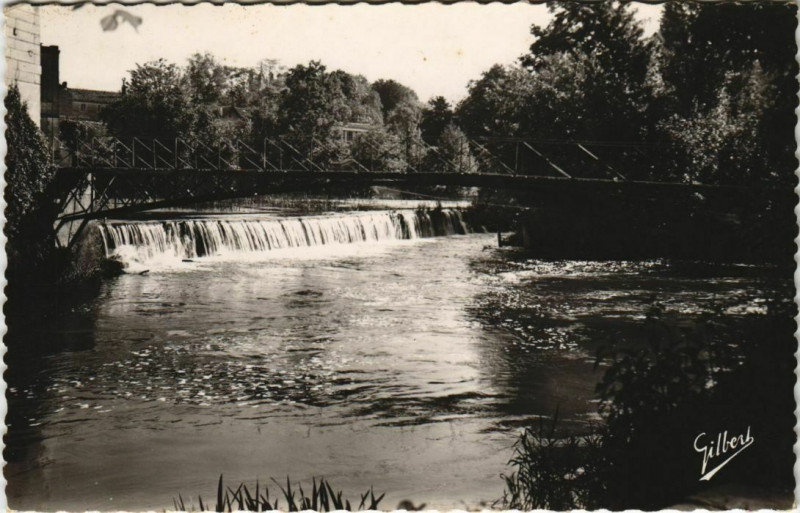 Carte postale ancienne Jarnac Le Barrage des Moulins France à Jarnac