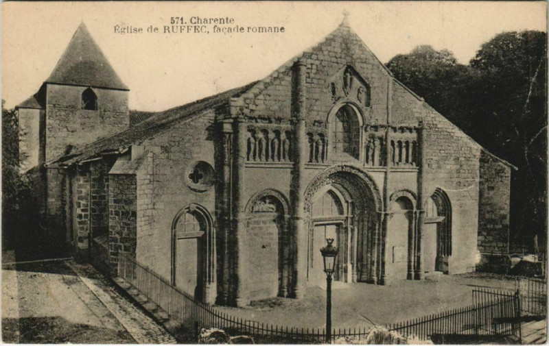 Carte postale ancienne Ruffec Eglise France à Ruffec