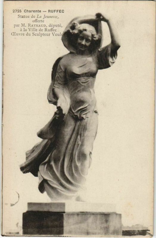 Carte postale ancienne Ruffec Statue de La Jeunesse France à Ruffec