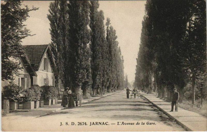 Carte postale ancienne Jarnac Avenue de la Gare France à Jarnac