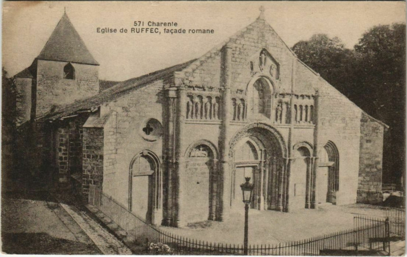 Carte postale ancienne Ruffec Eglise France à Ruffec