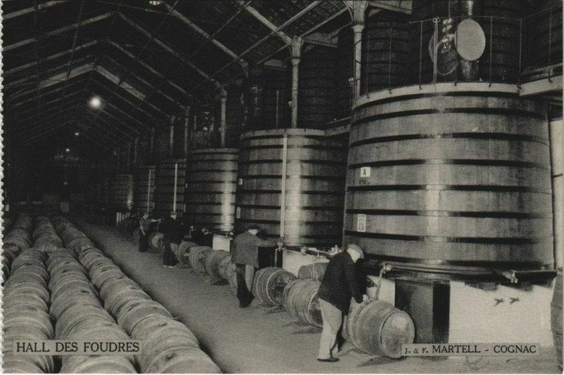 Carte postale ancienne Cognac- Hall des Foudres France à Cognac