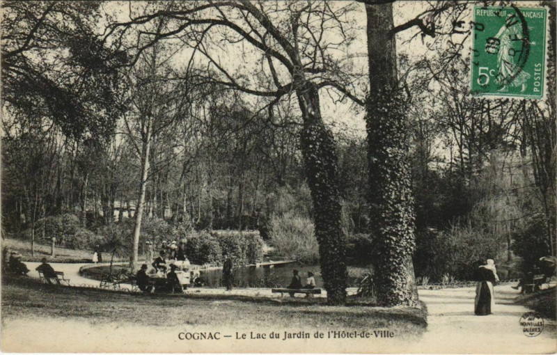 Carte postale ancienne Cognac- Le Lac du Jardin de l'Hotel de Ville France à Cognac