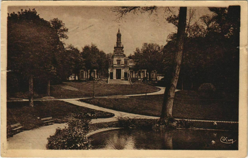 Carte postale ancienne Cognac- Hotel de Ville et le Jardin France à Cognac