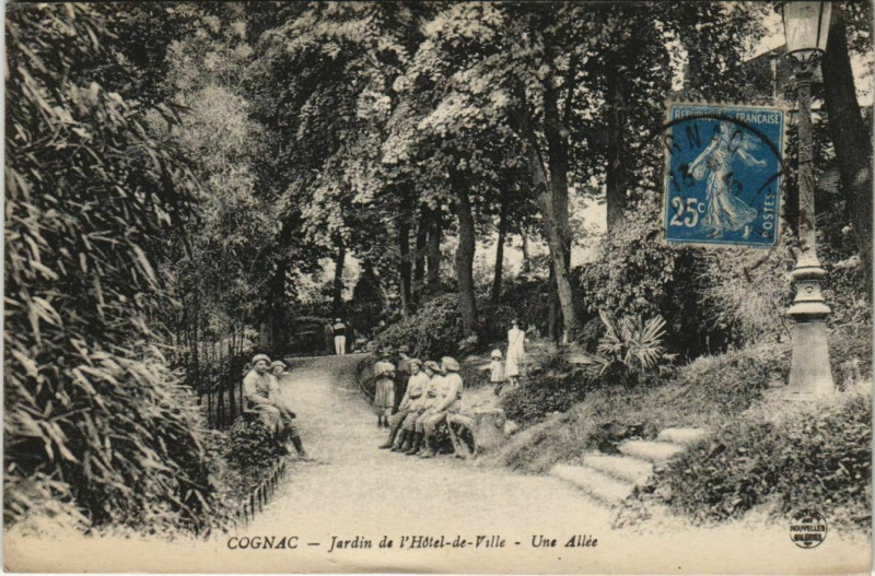 Carte postale ancienne Cognac- Jardin de l'Hotel de Ville ,une allee France à Cognac