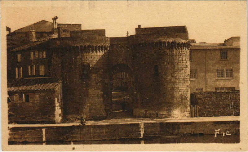 Carte postale ancienne Cognac- Les vieilles Portes France à Cognac