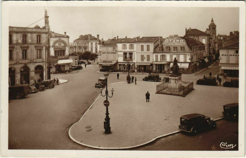 Carte postale ancienne Cognac- Place Francois 1er France à Cognac