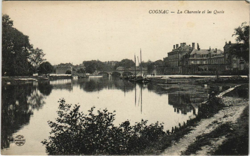 Carte postale ancienne Cognac- La Charente et les Quais France à Cognac