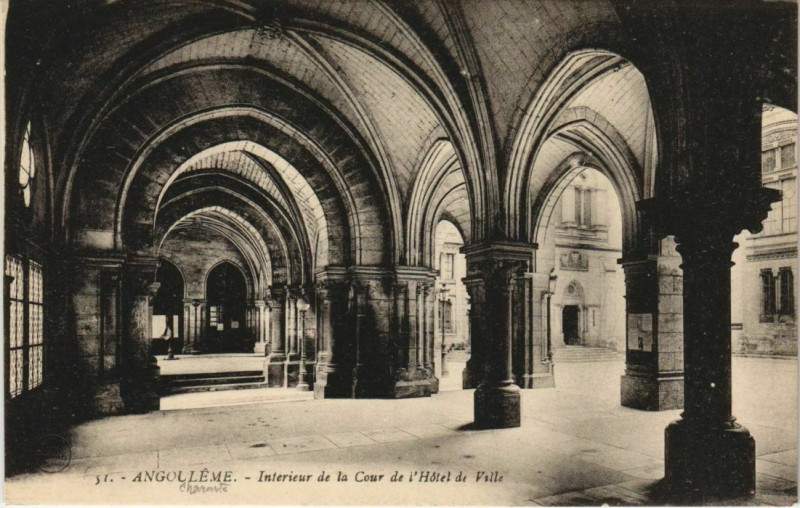 Carte postale ancienne Angouleme- Interieur de la Cour de l'Hotel de Ville France à Angoulême