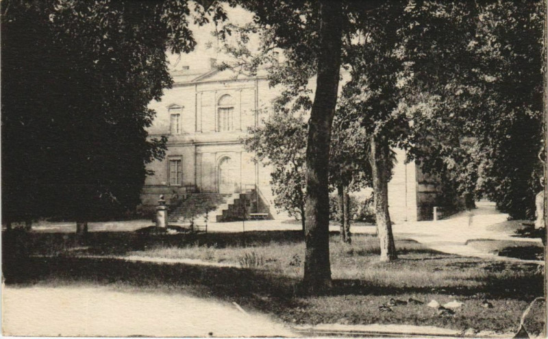 Carte postale ancienne Cognac- Jardin de l'Hotel de Ville, Le Musee France à Cognac