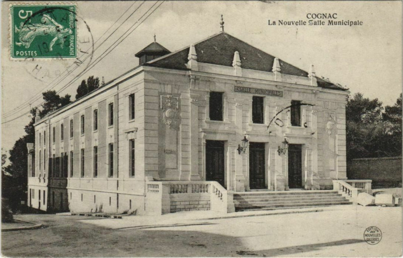 Carte postale ancienne Cognac- La Nouvelle Salle Municipale France à Cognac