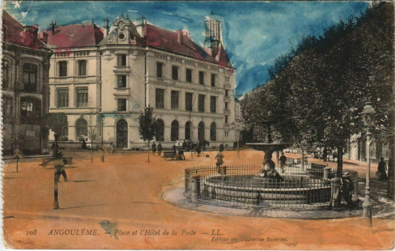 Carte postale ancienne Angouleme- Place et Hotel de la Poste France à Angoulême
