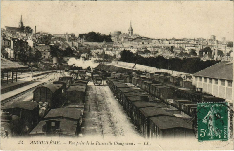 Carte postale ancienne Angouleme- vue prise de la Passerelle Chaignaud France à Angoulême