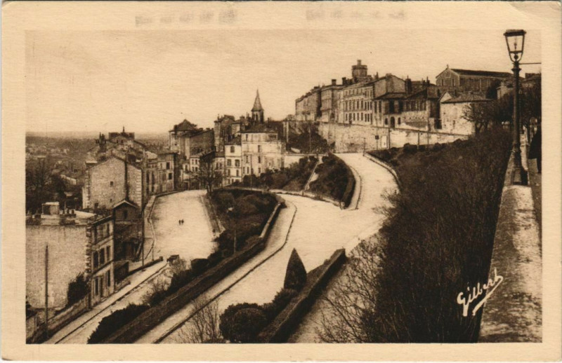 Carte postale ancienne Angouleme- Le Rempart Desaix et les Rotondes France à Angoulême