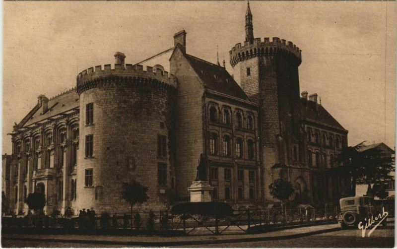 Carte postale ancienne Angouleme- Hotel de Ville et Nouveau Square France à Angoulême