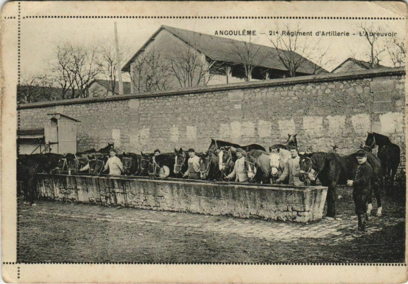 Carte postale ancienne Angouleme- 21e Regiment d'Artillerie,Abreuvoir France à Angoulême
