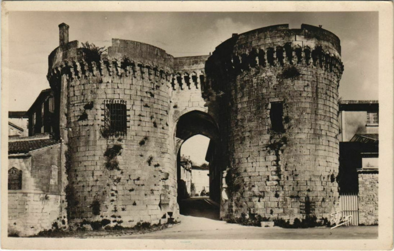 Carte postale ancienne Cognac- Les Deux,Tours de l'Ancien Pont France à Cognac