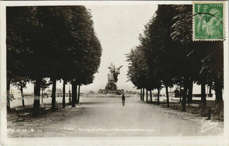 Carte postale ancienne Angouleme- Place du Parc et Monument Carnot France à Angoulême